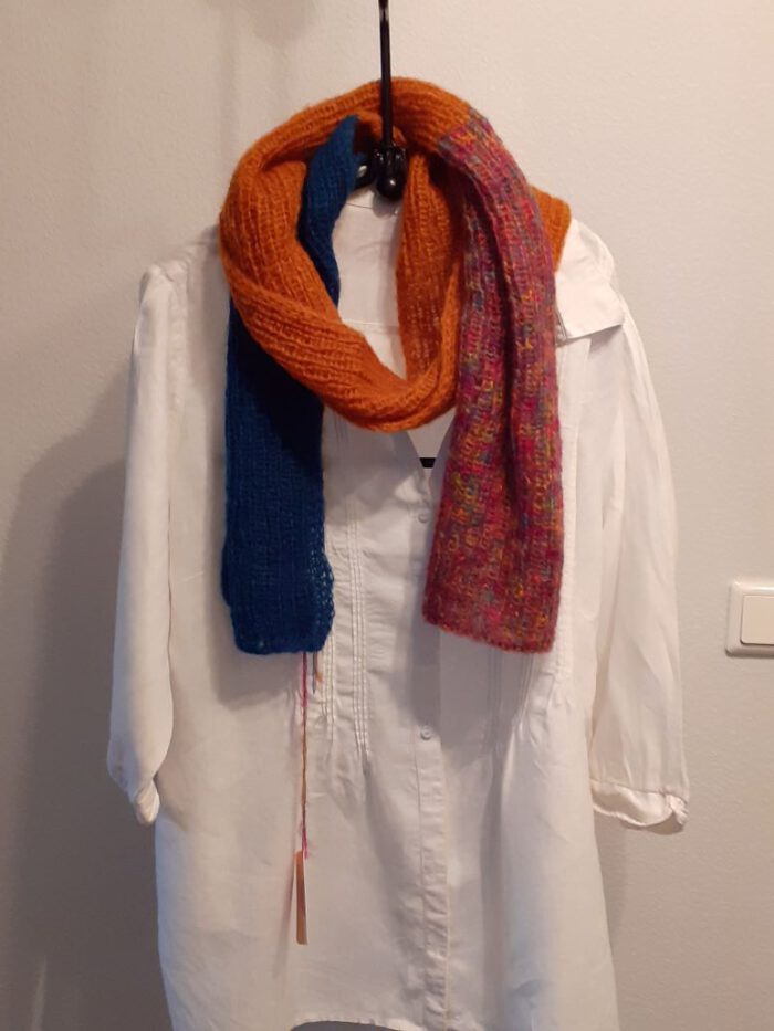 Schal Fenna 04-origenll- handgestrickt- blau- ockerr