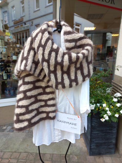 Waldemars welt-braun-beige- originell- handgestrickt